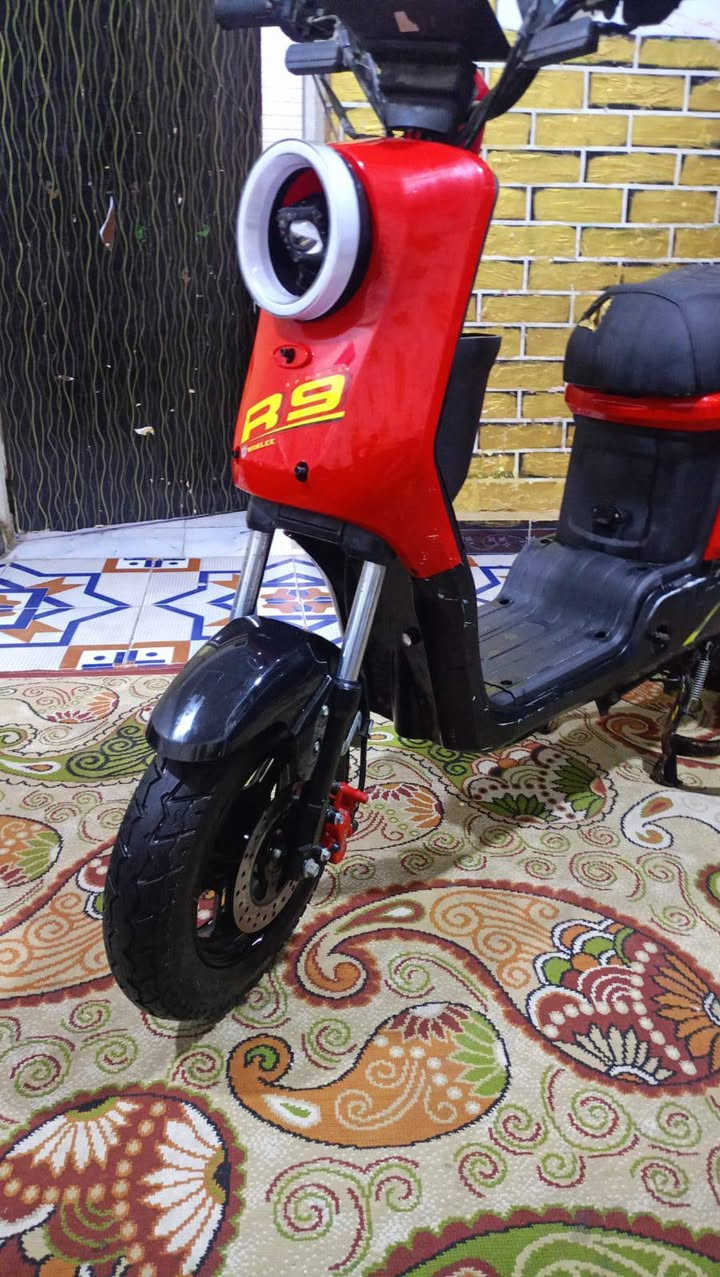 دراجه شحن ار 9احمر واسود كلش نظيفه وكامله وسريعه شادلها عقل72فولت بيها بطاريات حجم 16سعر 375بصره نواب ظباط مقابل مستشفى العسكري ***********
