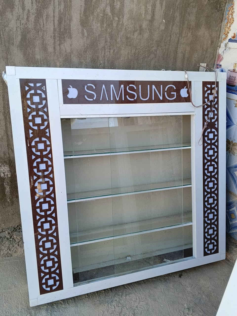 ميوز عرض (فاترينة) للبيع 🏷️
للبيع ثلاث ميوز عرض ألمنيوم وزجاج نظيف جداً وبحالة ممتازة، يفيدك كلش لتجهيز أي محل (موبايلات، عطور، إكسسوارات، أو غيرها).
المواصفات: فريم ألمنيوم أبيض قوي مع رفوف زجاجية واضحة ومرتبة.
السعر: 450 ألف دينار.
للتواصل: *********** (اتصال مباشر أو واتساب).
