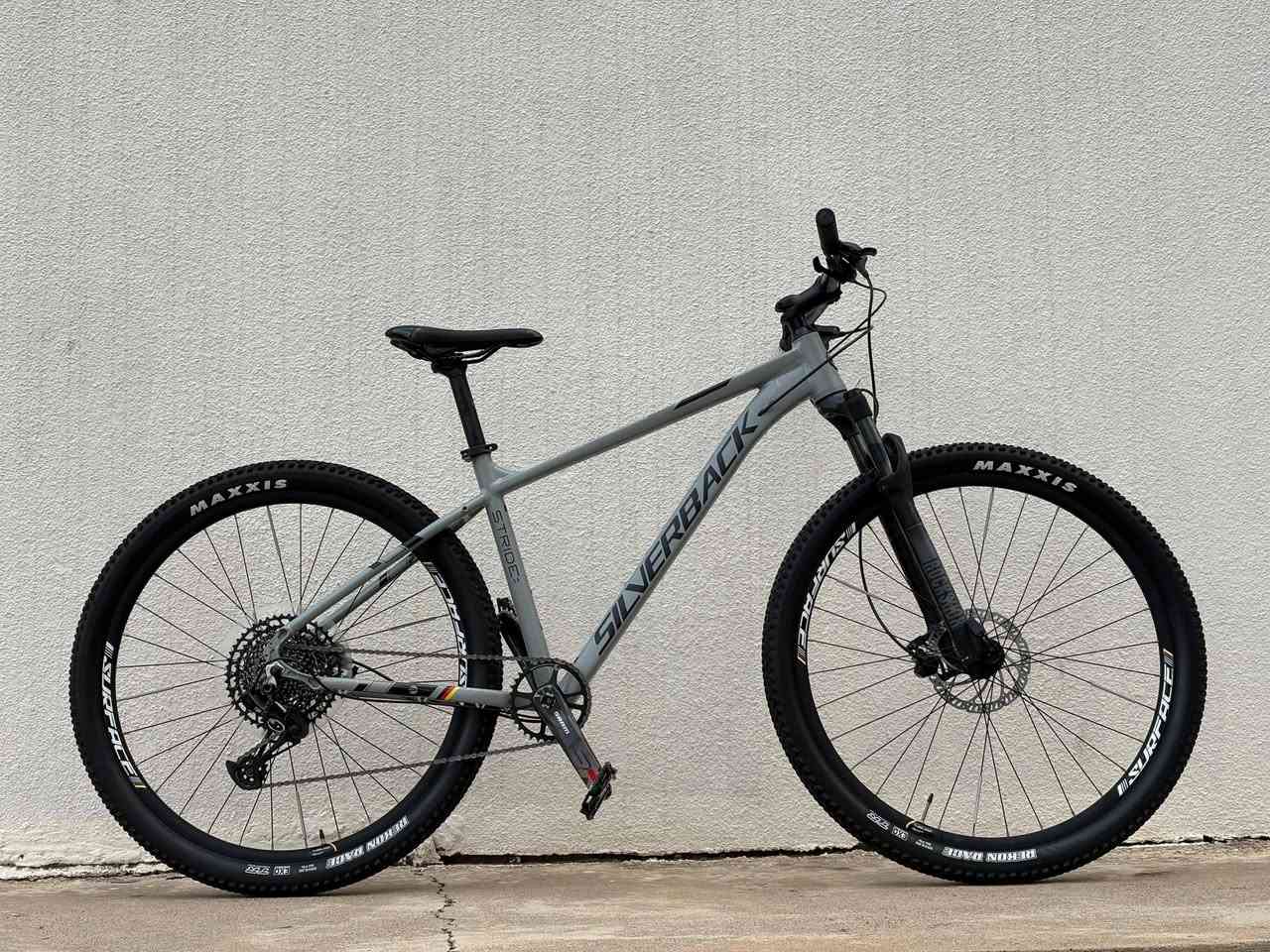 للاستفسار عبر واتساب ***********
Hydroformed, custom Butted 6061 Aluminium frame
Rockshox Judy Silver TK fork, Remote, 29″ Solo Air, MXL Lite BOOST, 100mm Travel
SRAM SX Eagle 12spd drivetrain
Surface Asymmetrical Alloy, 23mm wheels, TR
Adapted POP geometry
Tektro MD-M275 hydraulic disc brakes
Maxxis Rekon Race 2.35″ TR tyres

