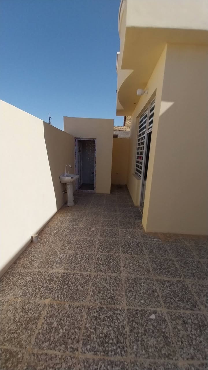 دارللبيع ٢٠٠م زراعي
البناء طابوك جمهوري 
الأساس وسكف صب كونكريت
غرفتين وصاله ومطبخ واستقبال وحمام داخلي وخارجي عنوان الدار البراكية شارع المعمل 
مراجعة مكتب بغداد للعقار 
    بادارة أحمد الكريطي.       
      ***********
