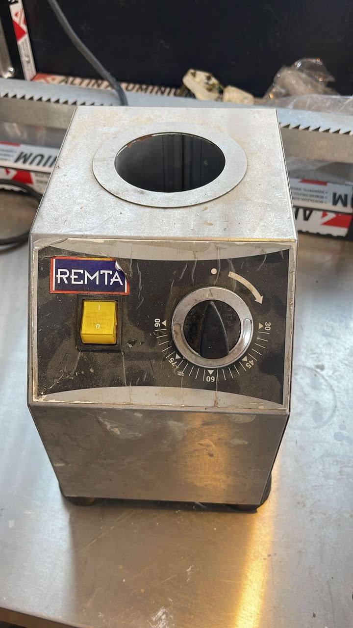 السلام عليكم 
غراض مطعم نضيفه جدا
شوايه دجاج غاز 6 شيش 
حمايه 4 عيون غاز 
كريل بركر غاز 
قلايه 2 عيون غاز منضديه
ميز ستيل عدد 3
سنك ستيل 
ميز و2 كرسي اسود 
غاز 3 قناني 
بلانكوات عدد 4 كبير 
بلوجكترات كبير عدد 2 شمسي اقتصادي 
حمايه جبن
رف عدد 1
جدر ريزو عدد 2
طباخ 2 عيون 
مجمده نضيفه وشغاله 100‎%‎
السعر مليونين ونص وبيه مجال شويه 
استفسار اتصال ☎️ ***********
