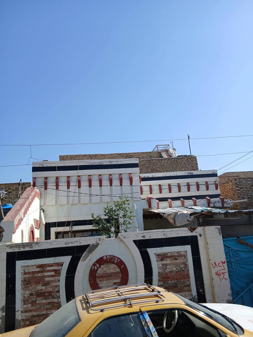 سلام عليكم بيت مساحه 200متر طابق لأول غرف عدد 2 صاله واستقبال وصحيات داخليه وخرجيه وحديقه طابق 2 سويت كامل لبيت طابوك كله عنوان البو جاسم ديوانيه سند 25لبيت بي معامله كامله تطويب رقم ***********/*********** لبيت قريب عل تبليط 100متر
