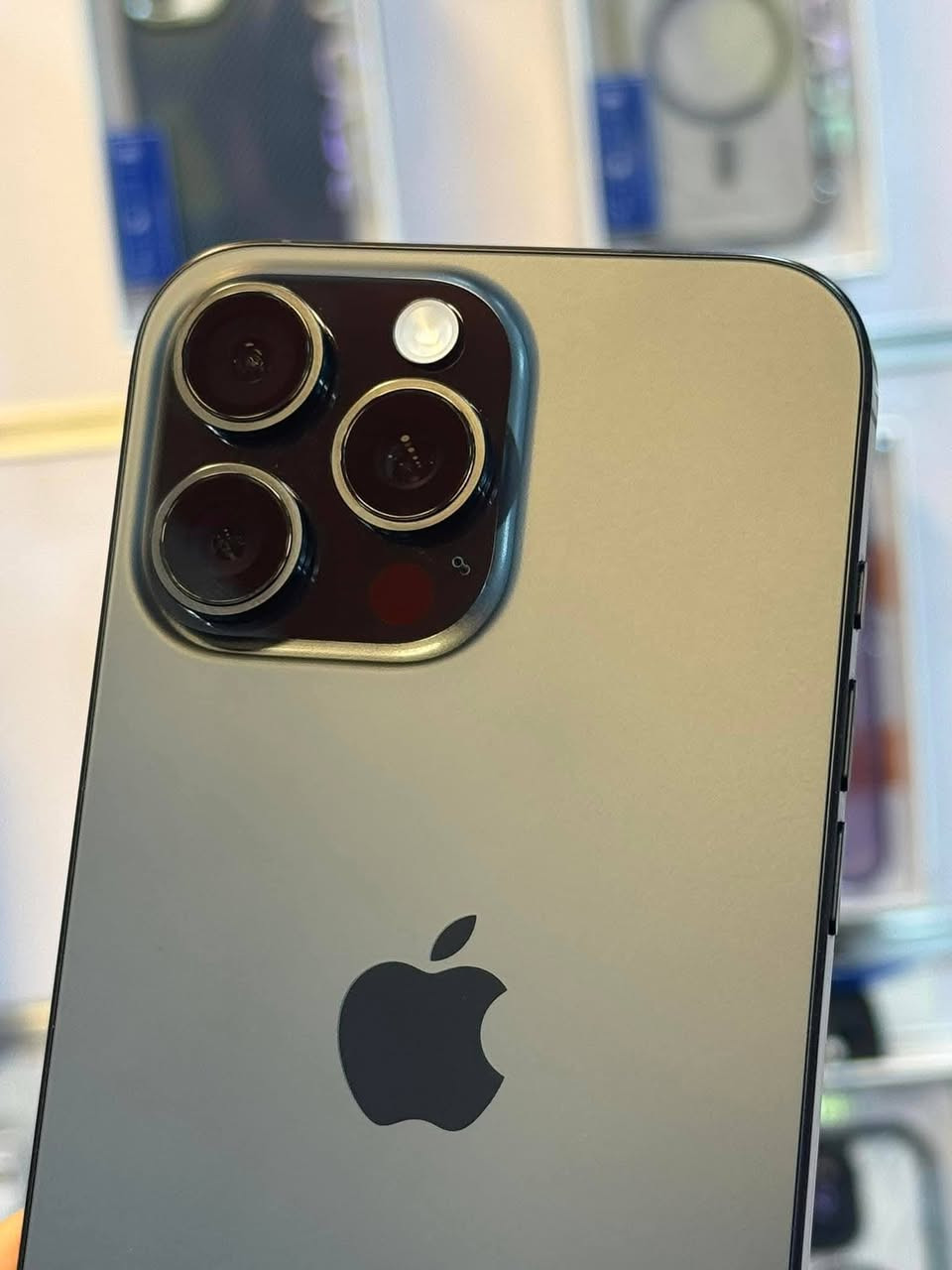 16 برو ماكس بلاك ذاكرة 256 بطارية100 مشحون قليل بعده بالضمان شخط واحد مابي مكاني بغداد *********** بي واتساب تفاصيل اكثر خاص ويرهم مراوس معروفه اسعارهن.
