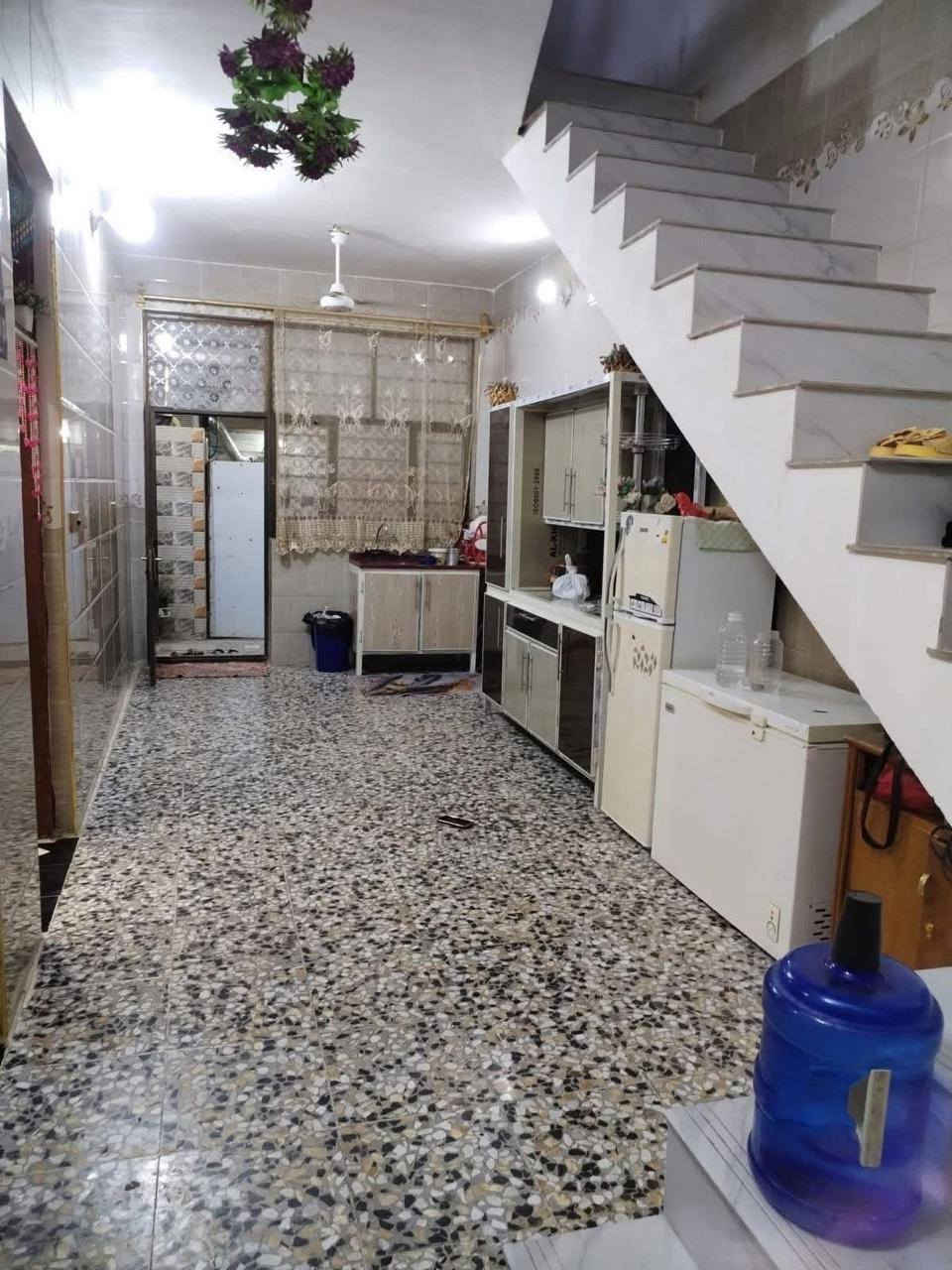 يالله بيت ١٠٠ متر رابع قطعه عن عشرين الصابيات شارع سكلة ابو موسى بيت نضيف عالي عن الشارع مقرنص ماء مجاري كهرباء
يحتوي على ستقبال غرفه حولي مطبخ بارد مطبخ حار حمام السعر ٨٥ وبي مجال مبيت مفول ***********
