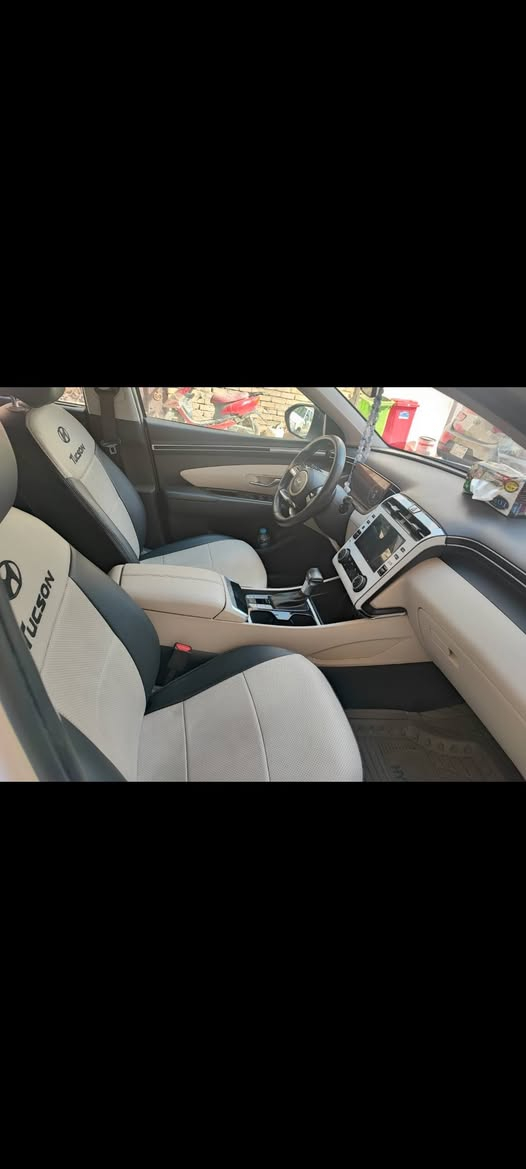 السلام عليكم
توسان خليجي ٢٤ ضمان الشركة
ماشية ٣٦ 
مابي اي ضربه فقط شخوط ب دعاميه ورصعه خفيفه ب باب 
السياره جديده اسبير منازل ودشمة كشنات جلد وارضيه هم 
السعر ٢٢
***********
