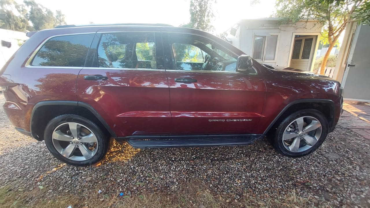 السلام عليكم جيب كراند شيروكي ٢٠١٦ لمتد فول بدون فتحه بيها اربع قطع صبغ حادثها جاملغ امامي وبنيد وبلعراق صار بيها جاملغ خلفي وباب عكس السايق بدون شاصي ولادواخل تحويل مباشر ما متواجد ع الخاص 
السعر ١٨٥ وبيها مجال 
رقم ***********
