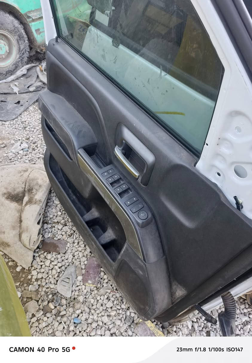 ابواب صوب السايق وباب البدي سلفرادو موديل ٢٠١٧ باب السايق بي طخة بسيطة كاملات مع البطاين وغراضهن سعرهن ٥٠٠ دولار من الاخير *********** مكاني كربلاء المقدسة
