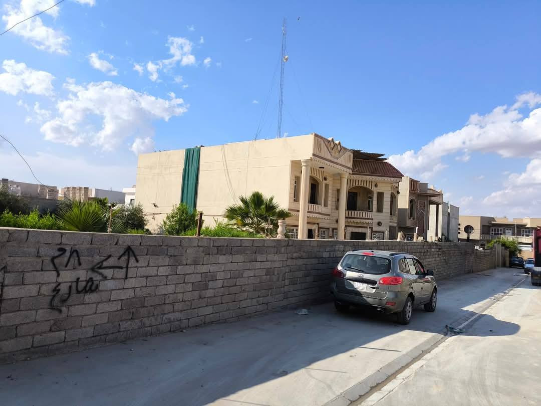 🔸 فيلا الأحلام للبيع في حي الملايين الثانية - قرب جامع الأنفال 🔸
فرصة لا تعوض لامتلاك منزل فاخر في أرقى المواقع!

الموقع: حي الملايين الثانية – بالقرب من جامع الأنفال
المساحة: 1000 متر مربع - واجهة 36 متر، مساحة رائعة تتيح لك الراحة والخصوصية.

تفاصيل الفيلا المدهشة:
🏠 طابقين من الفخامة والراحة.
🛏️ 7 غرف نوم مصممة بعناية.
🛋️ هول واسع + استقبال فاخر لاستقبال ضيوفك.
🍽️ مطبخ حار وبارد يناسب كل احتياجاتك.
🚽 صحيات في كل طابق لتوفير أقصى درجات الراحة.

🌳 حديقة خضراء لتحظى بالاسترخاء في كل زاوية من منزلك.
🚗 كراج سيارات يسع العديد من السيارات بكل راحة.

⚡ سند زراعي نموذج 25 و كارت بلدية يضمن لك الأمان القانوني والشرعي.

💥 لا تضيع الفرصة! الفيلا هذه ليست مجرد منزل،. لن تجد فرصة مثل هذه في أي مكان آخر!

📞 للتواصل والاستفسار:
ياسر الخيرو – *********** (واتساب)
عمار الخيرو – *********** (واتساب)

او زورونا في مكتب جنة للعقار – حي الملايين الاولى، مقابل جامع الحسنين.

#فرصة_ذهبية #فيلا_للبيع #عقار_في_الموصل #حي_الملايين #منزل_الأحلام #عقارات
