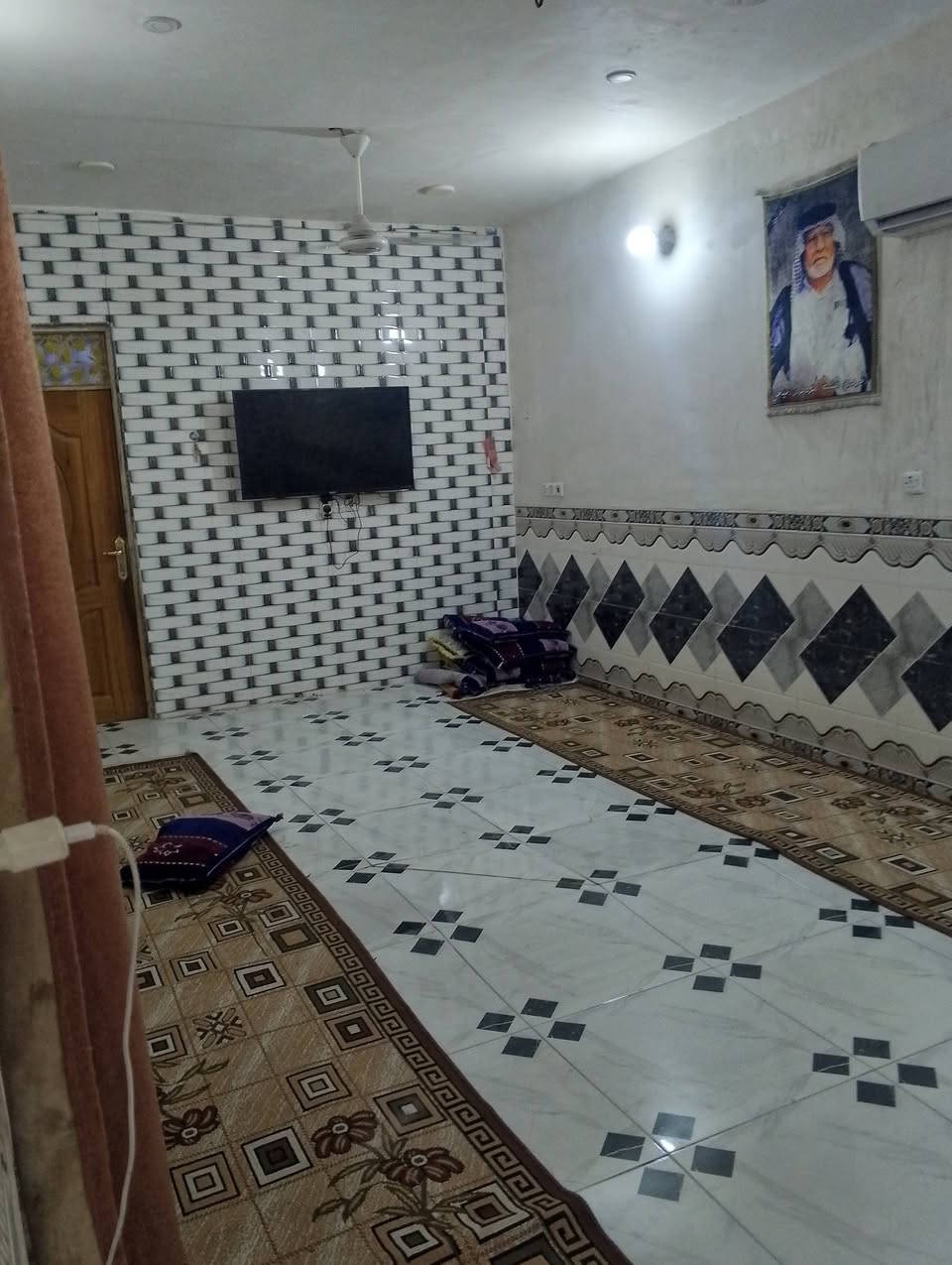 السلام عليكم
 دار سكن للبيع طابق ونص   في بغداد منطقة حي النصر  شارع الأول بحث العلمي بيت ركن مساحتة 180م السقف صب مسلح والارضية والجدران سيراميك ويتكون البيت من غرفتين نوم جوة وصالة واستقبال ومطبخ وصحيات داخلية وخارجية والطابق الثاني غرفتين هيكل ومرقم من قبل البلدية  الاستفسار الاتصال على هذا الرقم ***********

