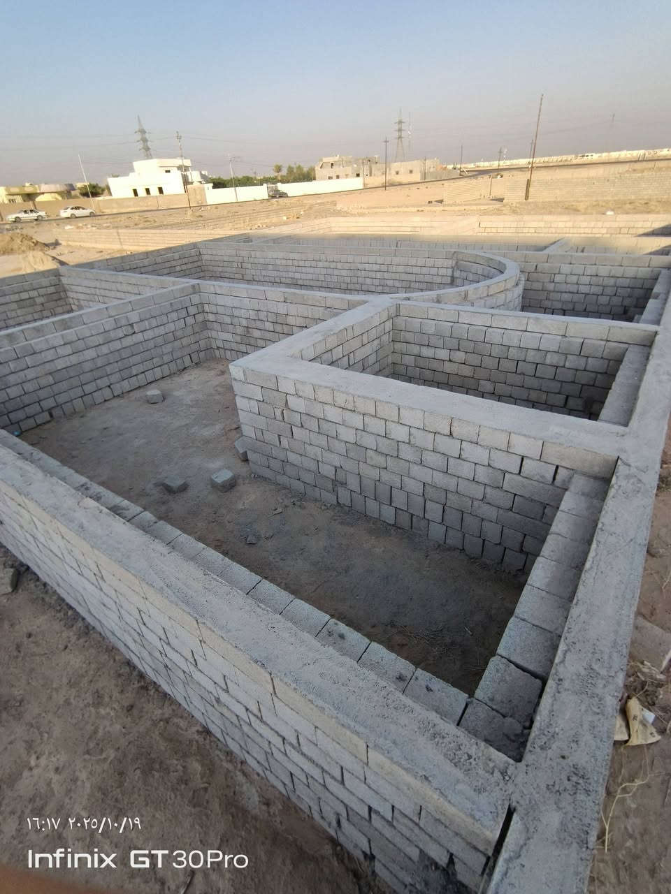 قطعة للبيع زراعي في منطقت اليوبي مقابيل القادسيه علا طريق سريع واصلها كل الخدمات كهرباء وماء وتبليط شوارع ومدرسه بتدائيت ومتوصطه 300متر واجهه 12/50ونص نزال 24
مقابل صيطرت ابو اعقرب  سعر 13مليون ونص وبي مجال للشراي 
المو شراي لا يخابر كلشي موضح بل فديو سعر القطعه قابل للتفاوض 
***********
***********
