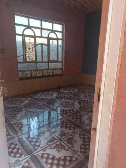 بيت ايجار حي الامين الاول فرع سيد حسين ابو الانشاىيه ايجاره ٢٢٥عائله زغيره بيه غرفه ومطبخ وصاله وبراني وساحه التواصل على الرقم ***********
