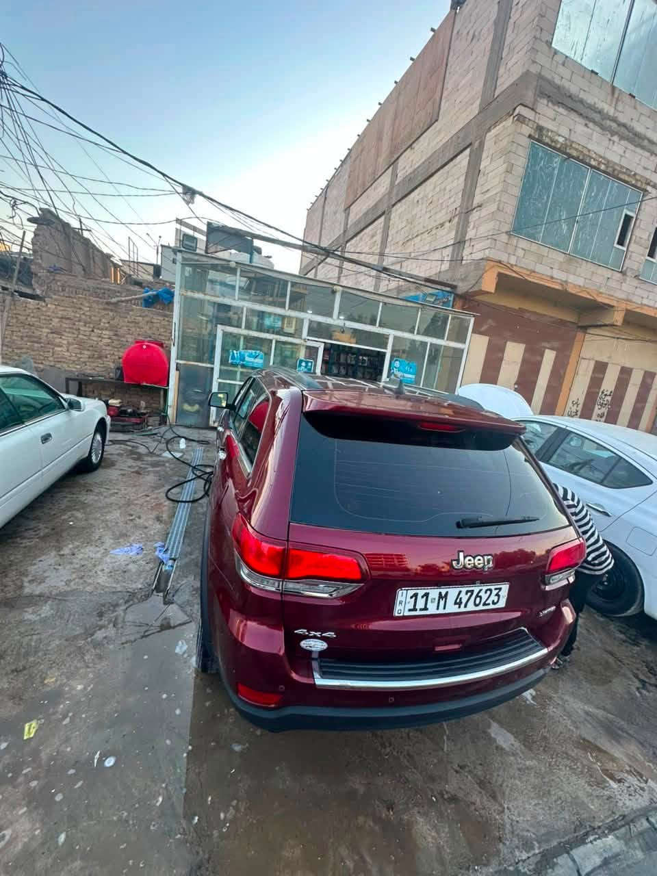 السلام عليكم  جيب كراند شيروكي حادثه مرفوق بلصور فقط جاملغ وبنيد بدون دواخل  واكو صدعه  بل باب الخلفي تنسحب شفط يعني حته مو بارد  
السياره اعلى موصفات  ماشيه 65000 ميل 
السياره بسمي مداور ثاني يوم 
الموصفات 

:

* محرك V6 سعة 3.6 لتر Pentastar
* القوة: حوالي 295 حصان
* العزم: حوالي 352 نيوتن متر
* ناقل حركة أوتوماتيكي 8 سرعات
* دفع خلفي أو رباعي حسب الفئة
* قدرة سحب تصل إلى حوالي 2,800 كغ (مع التجهيز المناسب)

التجهيزات الخارجية:

* جنوط ألمنيوم 
* مصابيح LED أمامية وخلفية
* فتحة سقف بانوراما 
* حساسات خلفية وأمامية 
* كاميرا خلفية

المقصورة:

* مقاعد جلد
* مقعد سائق كهربائي
* تدفئة للمقاعد الأمامية 
* شاشة ترفيه Uconnect قياس 8.4 إنش غالبًا
* دعم Apple CarPlay وAndroid Auto
* نظام صوتي متقدم 
* تحكم ثنائي أوتوماتيكي بالمناخ

أنظمة الأمان:

* مراقبة النقطة العمياء
* تنبيه حركة المرور الخلفية
* مثبت سرعة 
* حساسات ركن
* نظام ثبات إلكتروني ومساعدة صعود المنحدرا
وبعد بيه من الموصفات  السعر 260 وبيه مجال قليل واذا اكو مراوس بسياره اقل منه ماكو مشكله 
رقم الهاتف ‪ ***********‬
