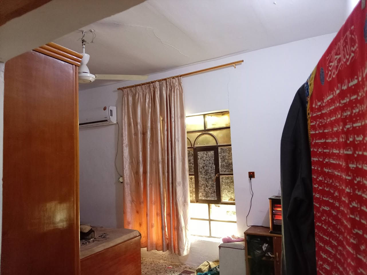 سلام عليكم بيت للبيع المساحه ١٥٦ متر عده الفضله طابو صرف غرفتين واستقبال وصاله ومطبخ وصحيات ركن على شارعين الحريه حي البشائر جيران ذهب صافي سبب البيع ضروف السعر ٨٥ والشراي يدلل التواصل على الرقم... ***********) أبو محمد
