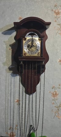 ساعة جدارية • قديمة • جرس ما يشتغل