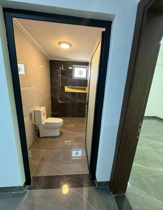 السلام عليكم ورحمة الله وبركاته
شقة للبيع #مجمع_الشروق_السكني 
طابق السابع ... عمارة ١١
مساحة ١٤٥ متر 
غرف نوم عدد ٢ 
صالة 
استقبال 
حمام عدد ٢
مطبخ 
الشقة حيل نظيفة وحاليا مؤجر 
نظام اقساط القسط الشهري ٥٤٨ الف بشهر 
المقدمة ١٩ مليون 
اجور التحويل عل شاري 
والشقة بيها كاونتر تركي 
و ٣ سبالت  
للاستفسار اكثر 
***********
***********
