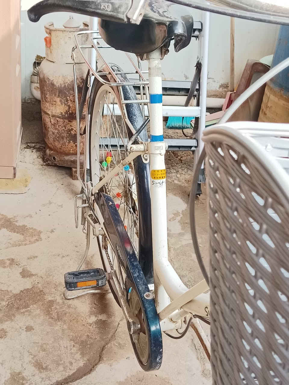 السلام عليكم
باسكل للبيع سعر 95 وبي مجال 
حجم 26 
عكرب شغال 
باسكل نضيف 
مكان حله حي الزهراء 
التواصل على ارقم ***********
