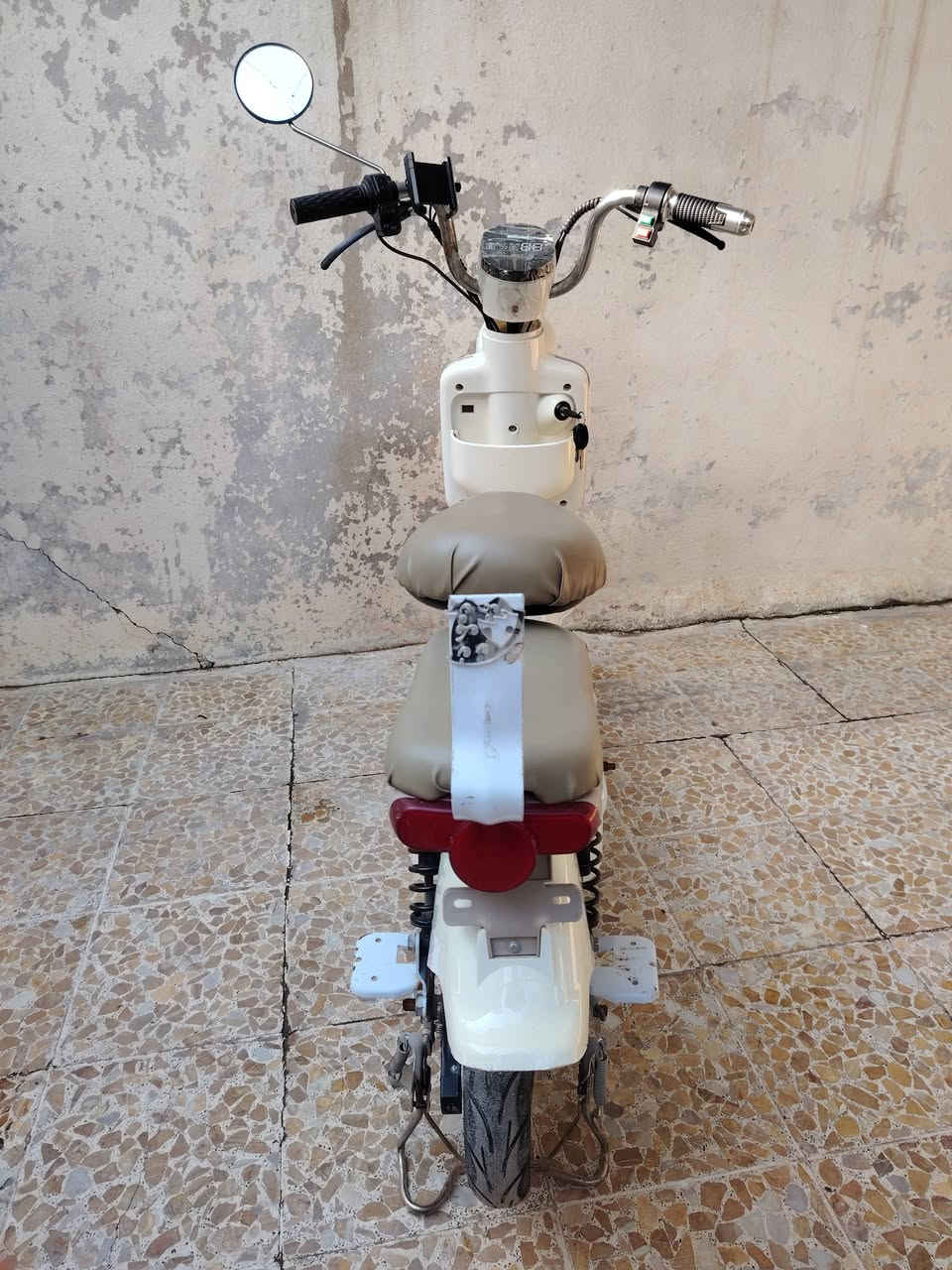 سلام عليكم ورحمه الله وبركاته
دراجه شحن نوعيه سبورت
شغال كامل بس بدون بطاريات 
السعر (100) الف
مكاني #الموصل دواسه خارج فرع المطورات
رقم الهاتف للتواصل (***********)
