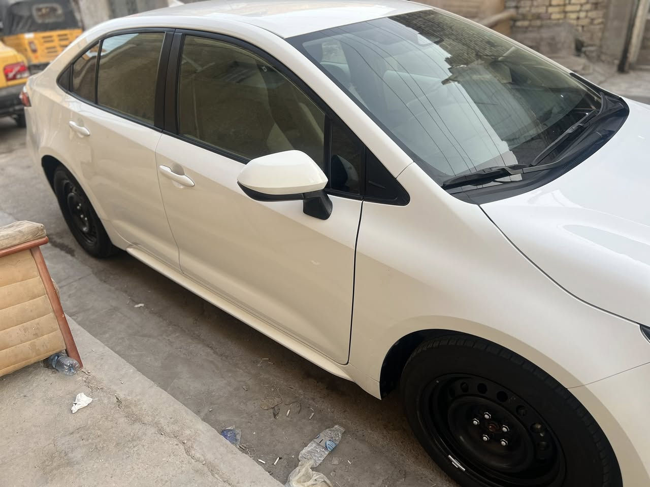 ماشيه 2 ميل فقط 

بدون تبديل اي قطعه

السياره على وضع الشركه 

مواصفات Le  معروفه 

داخل لونين 

***********

السعر 181
