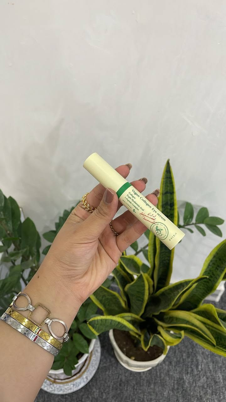 AXIS-Y Vegan Collagen Eye Serum
 سيروم العين بالكولاجين النباتي ✨
يُستخدم حصريًا لمنطقة حول العينين. 
هذا السيروم يحتوي على :
كولاجين نباتي: يساعد على شد الجلد وتقليل التجاعيد.
حمض الهيالورونيك الثلاثي (Triple Hyaluronic Acid): يرطب البشرة بعمق ويخفف من مظهر الخطوط الدقيقة.
5-Peptide Complex
 يدعم تجديد البشرة ويحسن مرونتها.
يعالج  : 
_ الانتفاخ تحت العين.
_ الهالات السوداء.
_ الجفاف والخطوط الرفيعة.
_ التجاعيد المبك


**إذا كنت صاحب هذا الإعلان وتريد حذفه لأي سبب، رجاءا أرسل رسالة إلى الدعم الفني**