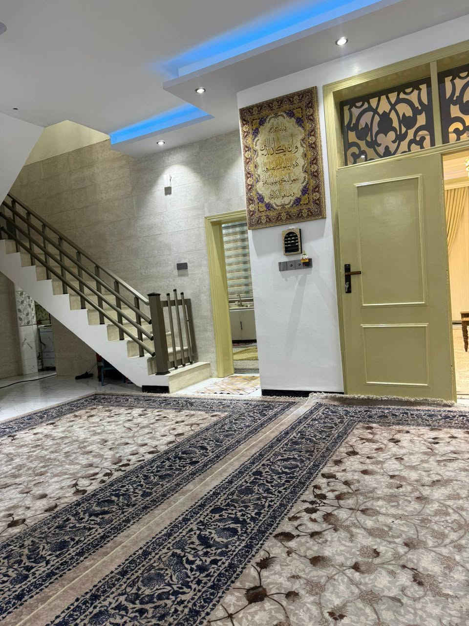 السلام عليكم بيت للبيع بمجمع حجي حسين بناء حديث درجه اولى المساحه ٢٥٥ متر الاتصال على الرقم ***********
