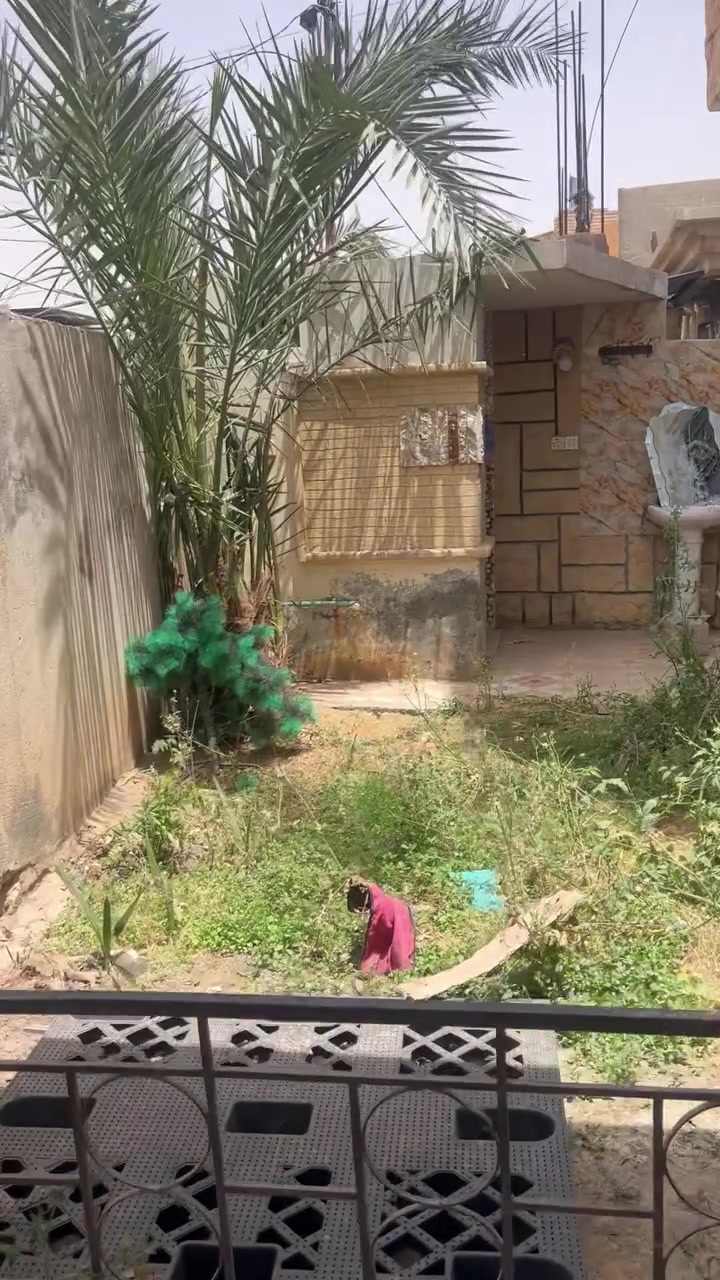 سلام عليكم بيت لبيع بحواس مقابيل جسر قريب الشارع العام مساحته ٢٠٠ متر قاطين بناء حديث ***********
