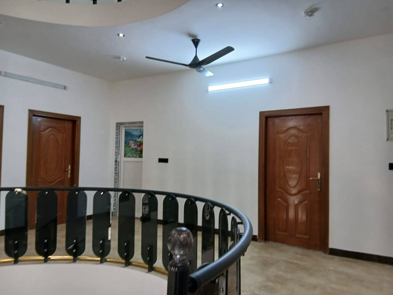 يعلن مكتب عقارات أبو انور فرع الطويسه عن وجود بيت اليجار شبهه مثث مساحة 250 متر طابقين يحتوي على 6 غرف نوم وصاله وستقبال ومطبخ وصحيات وكراج بناء حديث يصلح شركة أو مكتب مكان راقي ممتاز الستفسار الاتصال//***********//***********// كما نستقبل جميع عروضكم وطلباتكم التجارية والعقارية المكتب مجاز قانونيا المكتب ماقبيل مطعم الحسون عقارات أبو انور فرع الطويسه
