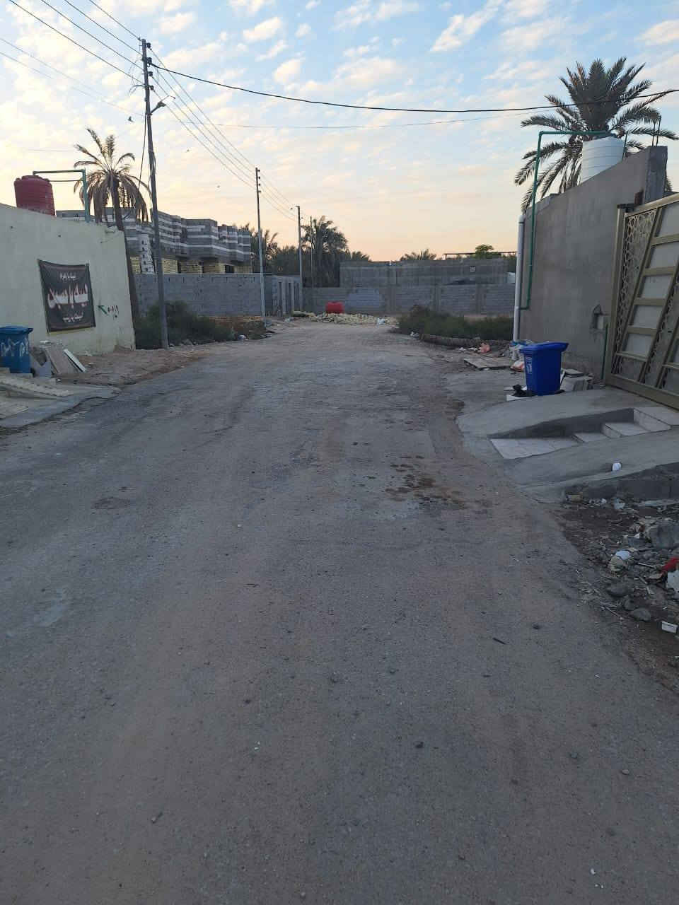 بيتين للبيع مساحه البيت الوحد 200 متر هيكل كل بيت يتكون غرفتين منام مع صاله مع مطبخ مع استقبال مجموعه صحيات تواليت خارجي كراج شارع 10 متر قضاء شط العرب نهر حسن للاستفسار واتساب ***********او ***********
