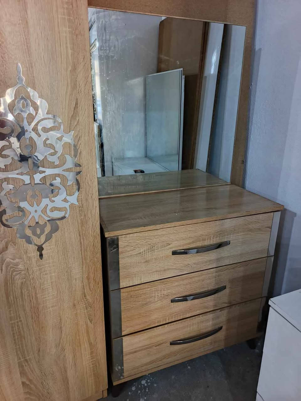غرفة نوم تركي نضيفه كلش اخو الجديد 6قطع سعرها 450 عنوان كركوك الشراي يخابر 
*********** كركوك, العراق
