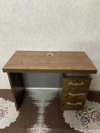 ميز مكتبي مستعمل قليل يعني اخو الجديد للبيع  السعر : 150 العنوان : بغد...