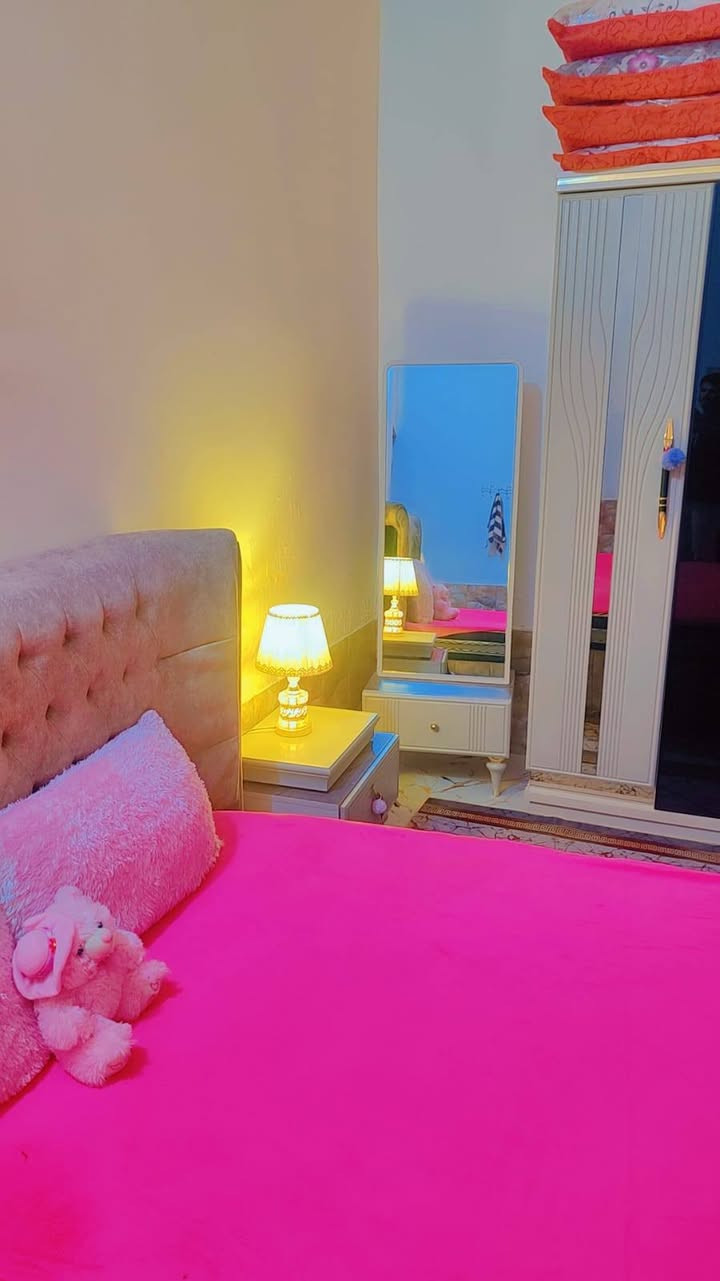 سلام عليكم ورحمه الله وبركاته
غرفه تركي للبيع مابيه اي ظرر نظيفه جدا نازكه بشكل سرير مخزن اناره كل الغرفه 
مكان واسط اتصال على الرقم ***********
