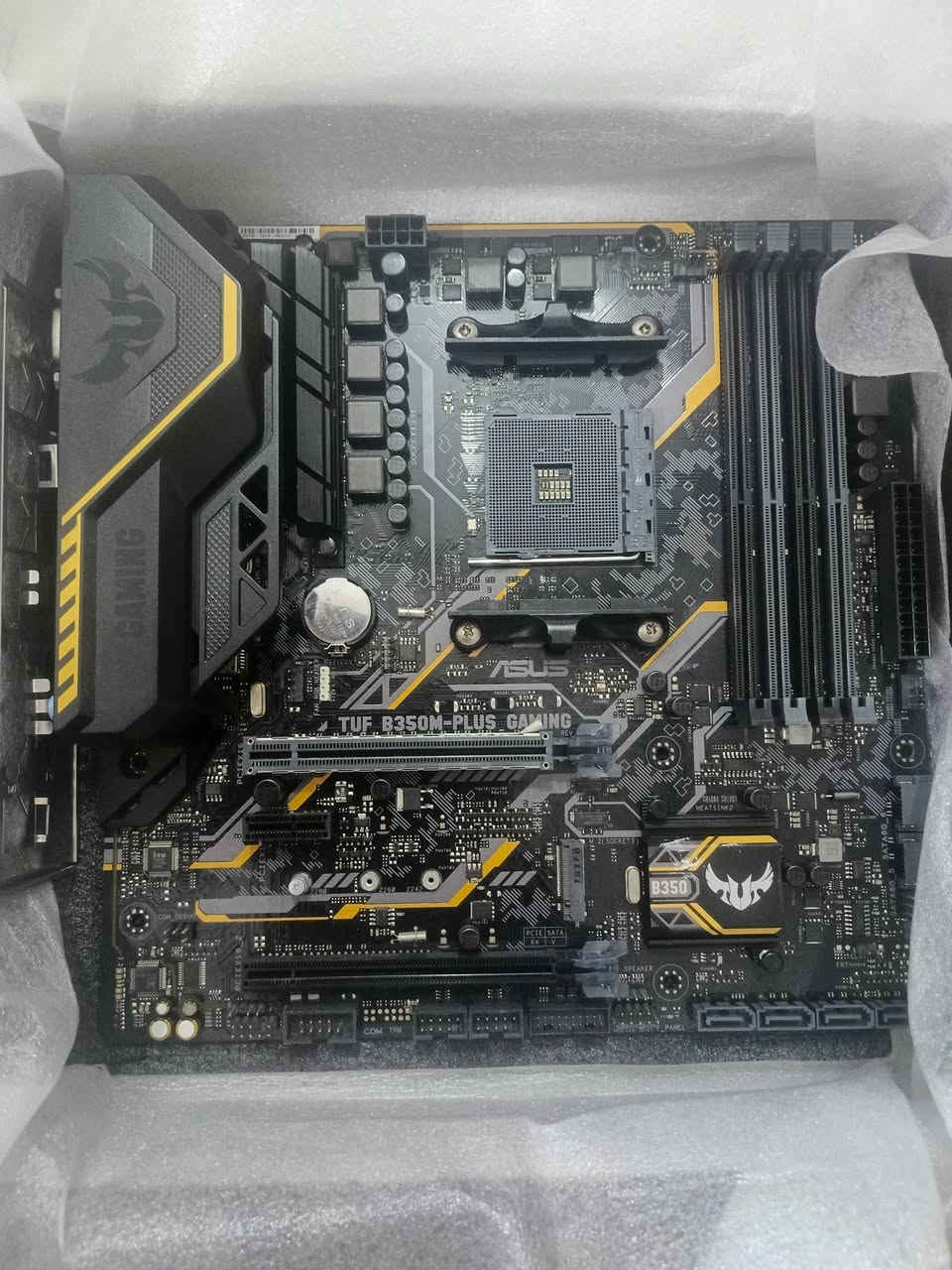 مذربورد ASUS TUF B350M-PLUS GAMING هي لوحة أم متينة بحجم Micro-ATX، مصممة لمعالجات AMD Ryzen (مقبس AM4) مع ميزات TUF الموثوقة. تدعم ذاكرة DDR4، توفر منفذ M.2 للسرعة، حماية SafeSlot للبطاقات الرسومية، وتقنيات حماية ESD Guard ضد الكهرباء الساكنة.

السعر 50 الف مجال قليل 
عنوان الشعب حي اور 
لا يوجد توصيل 
***********
