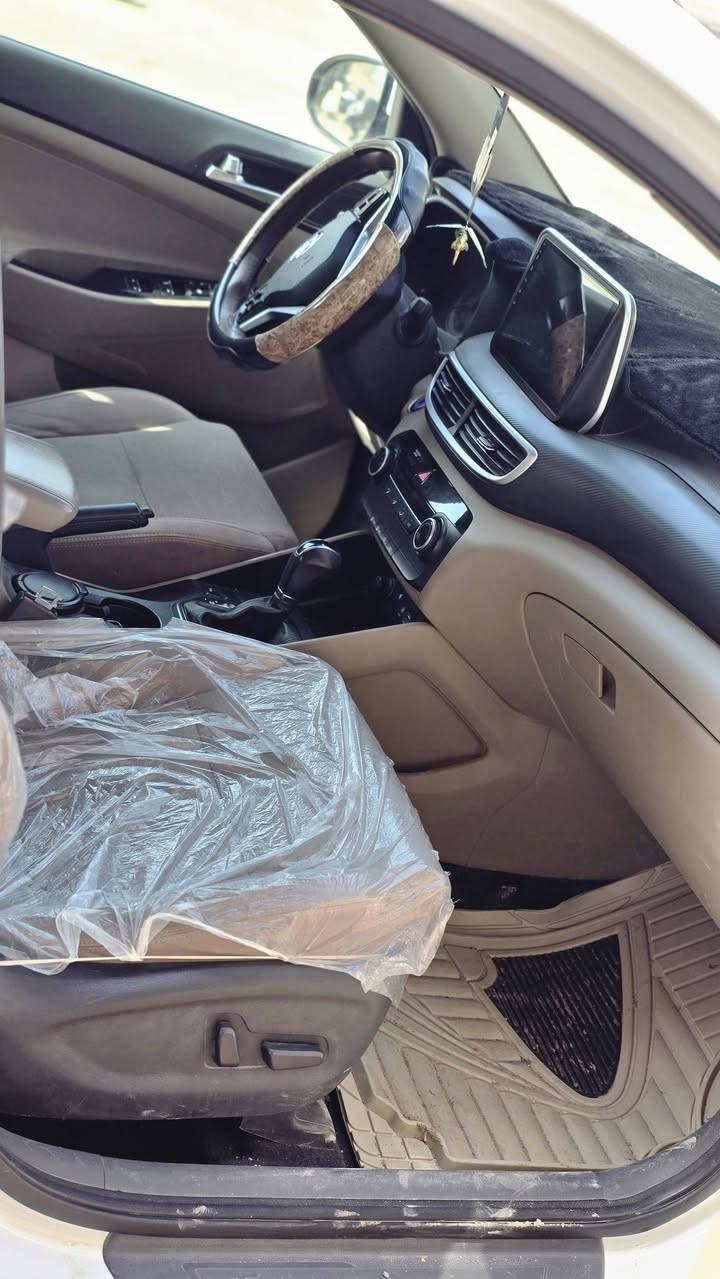 السلام عليكم ورحمة الله وبركاتو توسان البيع موديل 2020 حساسات كامله تخم تاير اي ضرر مابيها مكفول من الرقم الرقم كير وحرك مكفولات ايشي بداخل السياره مكفول  خليجي  بصمه قطعتين تبريد  رقم اربيل الرقم الجديد مكانتها دوش اشاير بالمري  كامره خلفيه  مكانها السياره سامراء قرب الإمام علي الهادي على الاستفسار والاتصال *********** او ***********  تحياتي الكم
