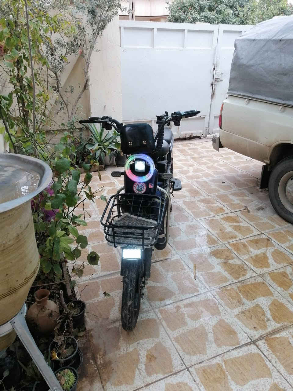 للبيع دراجه شحن بطاريه تعبان يحتاج تبديل و شاحنه  َ ماكو و تاير مشكوك كدام سعر قفل ١٢٥ رقم ***********  خاص موجود
