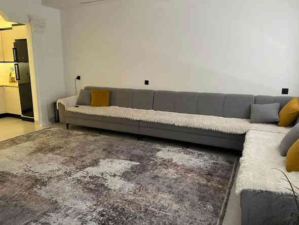 سلام عليكم بيت للبيع في السليمانيه مساحة 100 متر واجهة 10 نزال 10 طابو ملك صرف يتسجل بأسم اي شخص يحمل الجنسيه العراقية البيت في منطقة چوار چرا قريبه على كورد سيتي وقريبه على الشارع العام 
البيت يتكون من 3 طوابق والبيت يرهم يكون بيتين منفصلات الطابق الاول منفصل عن طابق الثاني والثالث مثلا يرهم لعائلتين يسكنون بيه ودرج خارجي 
الطابق الاول: صالة وغرفه نوم وحمامات بس بيهن نقص(يحتاجلهن بس كاشي وسقف مغربي) شغلات بسيطة

الطابق الثاني والثالث كاملات 100‎%‎  
طابق الثاني: صالة وهول ومطبخ وحمامات 
طابق ثالث:غرفتين نوم وحمامات 
اكرر البيت يرهم يكون لعائلتين يكون بيتين منفصلات 
والبيت كامل من كلشي ومتوفر كلشي يمه من ناحية كهرباء وماء 

سعر البيت 9 دفاتر ونص وبيه مجال بسيط ان شاء الله 

للتواصل: *********** السليمانية
