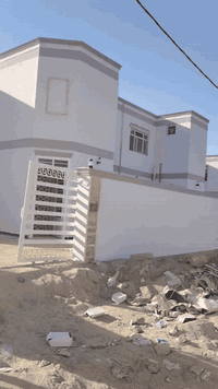 تطلوعه مناسبه جدا
بيت في مجمع قريه السلام السكنية. 
شارع ابو صخير 
رقم الدار 588 بلوك 22 
شريط الاطباء 
فئة الدار : طابقين A+ 
 ركن مواجه لسياج المجمع (مكان هادئ جدا) 
جاهز للسكن فقط ترويج معاملة المصرف  ويتسلم البيت .
المساحه 229 متر مربع / مساحة البناء 187 متر مربع. 
الطابق الاول استقبال / صالة مطبخ / غرفتان / حمام للاستقبال وحمام للمنزل 
الطابق الثاني غرفه + غرفه سويت / صالة / حمام / 
البيت من ضمن دور الاطباء المرحلة الثالثه. 
سبب للبيع السفر خارج القطر 

لتفاصيل اكثر يرجى التواصل .
