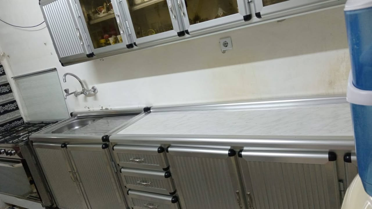 كاونتر المينيوم باب اول
قياسات الكاونتر الارضي ٢متر والسنك ١١٠  والملحق ٢٥٠ سنتمتر 
السعر ٣٠٠ وبي مجال 
للأستفسار ***********
