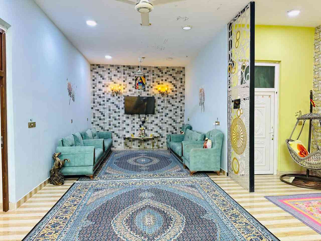 دار سكني للبيع 320 متر ركن
طابق واحد غرفتين نوم وصاله وصحيات بناء حديث كامل مع الأثاث (طاقة شمسية 16 أمبير ليلي نهاري +اثاث مطبخ +اثاث استقبال سبالت عدد 3 ) 
السادة مقابيل مستوصف السادة يبعد 150 م عن المستوصف
للاستفسار ***********
