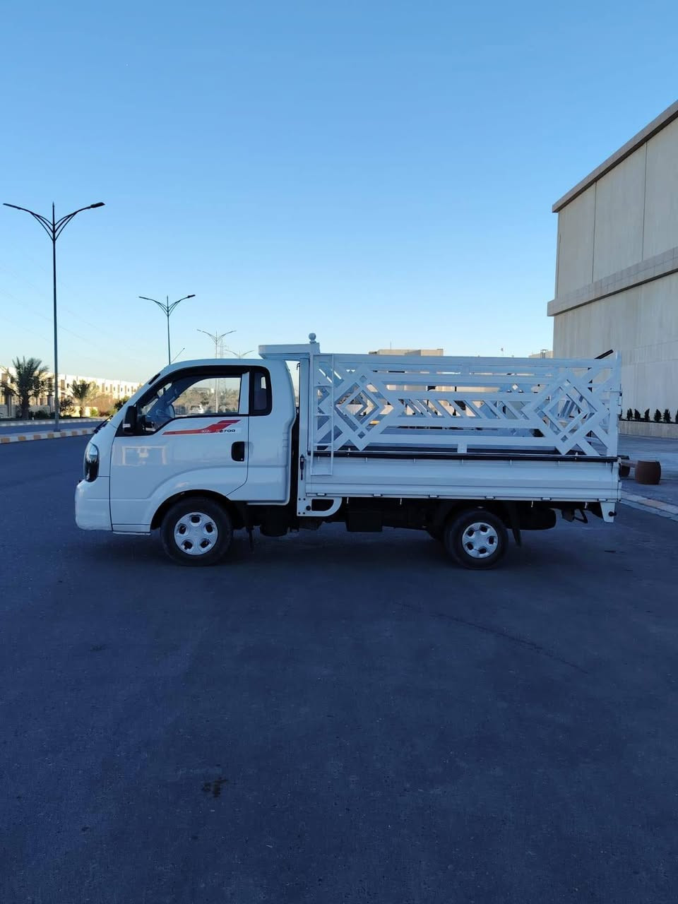 السلام عليكم للبيع بسعر 119 كيا حمل موديل 2018 مكفوله كفاله عامه من كلشي شواصي ومكينه وكشر داخل مدوشمه قبل يومين كلشي بيه شغال تبريد ثلج  وجاهزه سبيرات شركه مانازله تحويل مباشر السياره حيل حلوه صدر وتايرات كله جدد العنوان تكريت
***********
