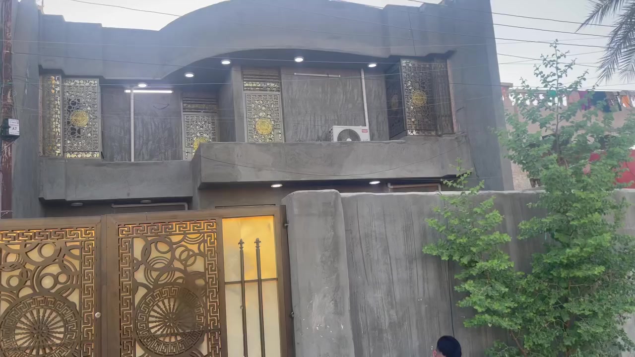 السلام عليكم
بيت للبيع 
المساحه 200متر 
نزال 20
واجهه 10
يتكون من طابقين 
طابق الأول يحتوي ع غرفه واستقبال وصاله مطبخ حمام 
طابق الثاني يحتوي ع ٣ غرف وصاله حمام 
العنوان بغداد ابو غريب الشهداء 
السعر ب 190وبي مجال
الرقم ***********
