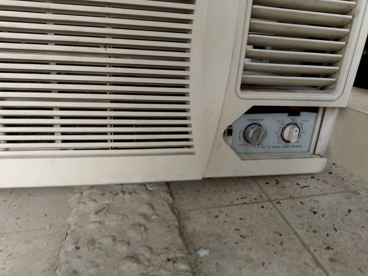 مكيف للبيع 2طن نضيف ابشرط الشغل تبريدثلج وتدفه شغال عنوان بغدادالزعفرانيه الاتصال ***********لسعر170
