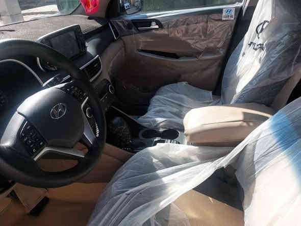 عندي توسان ٢٠١٩ خليجية زيرو فول ١/١ ماشية ١٧ الف حقيقي وكالة الكاصد محرك ٢٠٠٠ دوش رقم بغداد الإنكليزي بسمي سنوية وهزة جديدة مكفولة كفالة عامة من كل شي من الشخط والبارد والصبغ استلمتها زيرو وغلفتها جياسة الشركة بيها نانو سيراميك وغلفت الارضيات جلد مواصفاتها بصمة بانوراما كشنات جلد لونين كرسي كهرباء حساس أمامي خلفي مري شفط شاحن شاشة وكامرة وسعر السيارة ٢٢٣ ورقة بيها شي بسيط حك الجية للاتصال ت (***********) موجودة السيارة في زيونة بغداد
