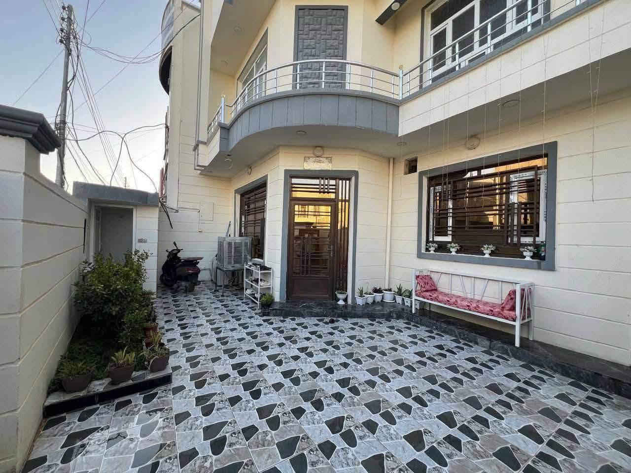🏡 للإيجار | للإيجار | للإيجار 🏡

بيت كبير ونظيف جدًا في حي الجامعة، قرب بانزيخانة.

🔹 يتكون من:

- 4 غرف نوم
- صالتين
- غرفة استقبال
- 3 حمامات
- كراج سيارة

💰 سعر الإيجار: 600 ألف دينار.

📞 للاستفسار:
*********** | ***********

📲 انضم إلى كروب الواتساب الخاص بالعقارات:
https://chat.whatsapp.com/CHX4YKLHLNb8yIr4vd4IUt

إذا عندك بيت للإيجار أو للبيع، أرسل تفاصيله على الخاص وأنا أمشّيه إلك.
