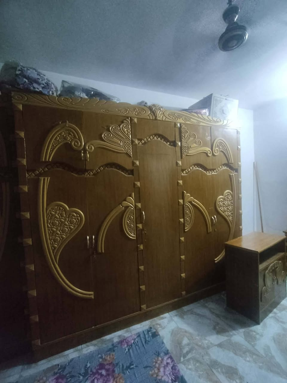السلام عليكم
هاذا الكنتور خمس بيبان طابقين تزكام عراقي بيه نقص بسيط يدات وقفاله 

الشراي يتفضل خاص 

واتساب ***********

