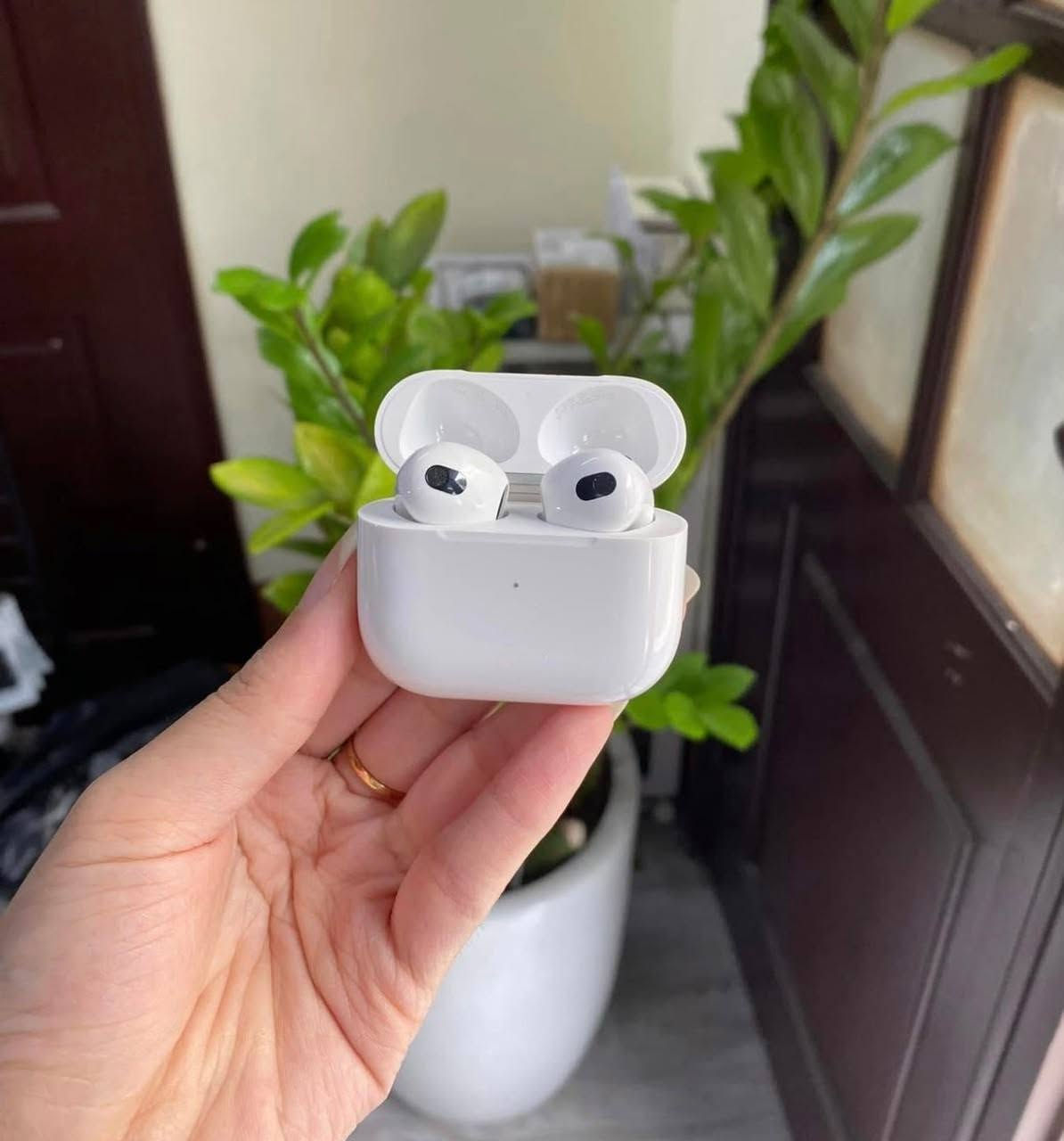 سماعات باله أمريكي Air pods 3 الحديث
اصلي باله أمريكي ، باله مستعمل بس كلش نظيف وياه حافظة جلد مع كيبل كتان 
ما مفتوح ولا مصلح بطارية قوية صوت قوي 
بإمكانك تفحص قبل الدفع ، اصلي باله 
سعره 20 قفل قفل توصيل مجاني  نظافة 90% قطع محدودة 
للحجز واتس اب فقط ***********
