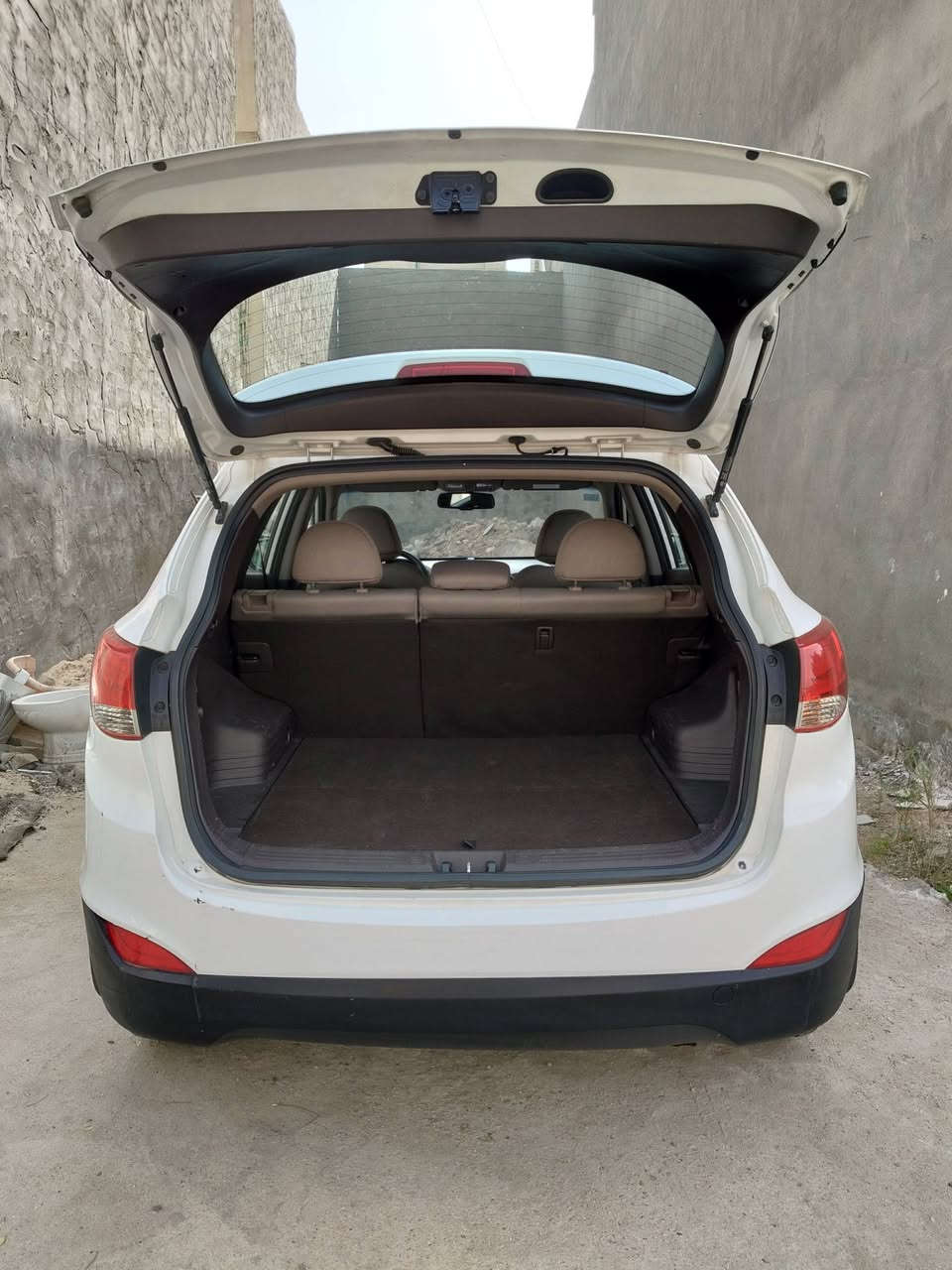 السلام عليكم توسان موديل 14 فول مكفوله  عدا الجاملغ الامامي شخط ومصبوغ   بدون دواخل 
العنونان  بغداد البياع 
***********
