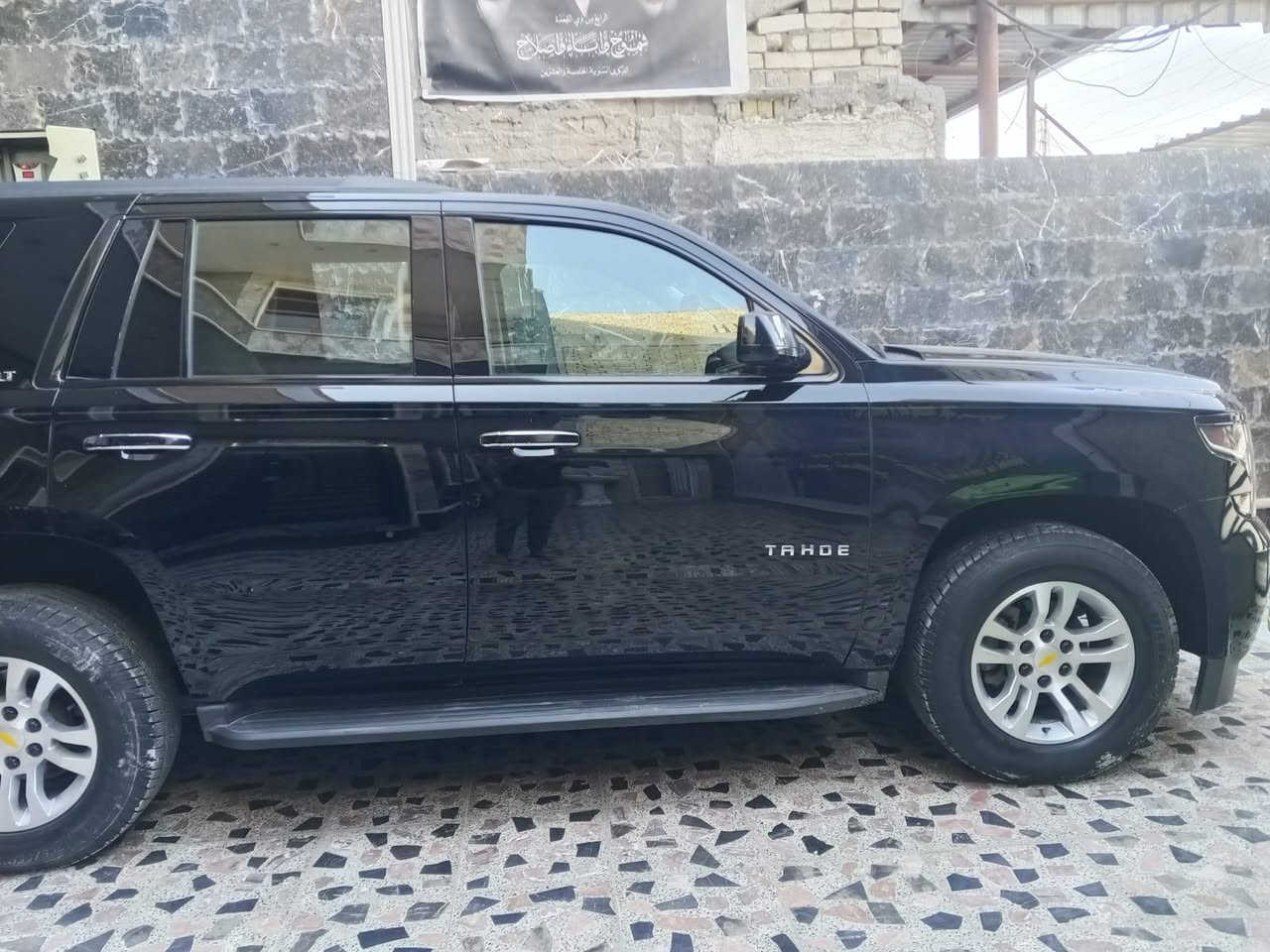 تاهو ٢٠١٧ سيارة جديده ١٧٠ ماشية حادثها موجود بالصور لا ارباك ولا شاصي ولا دواخل كله سليم رقم بغداد بأسمي 
***********
