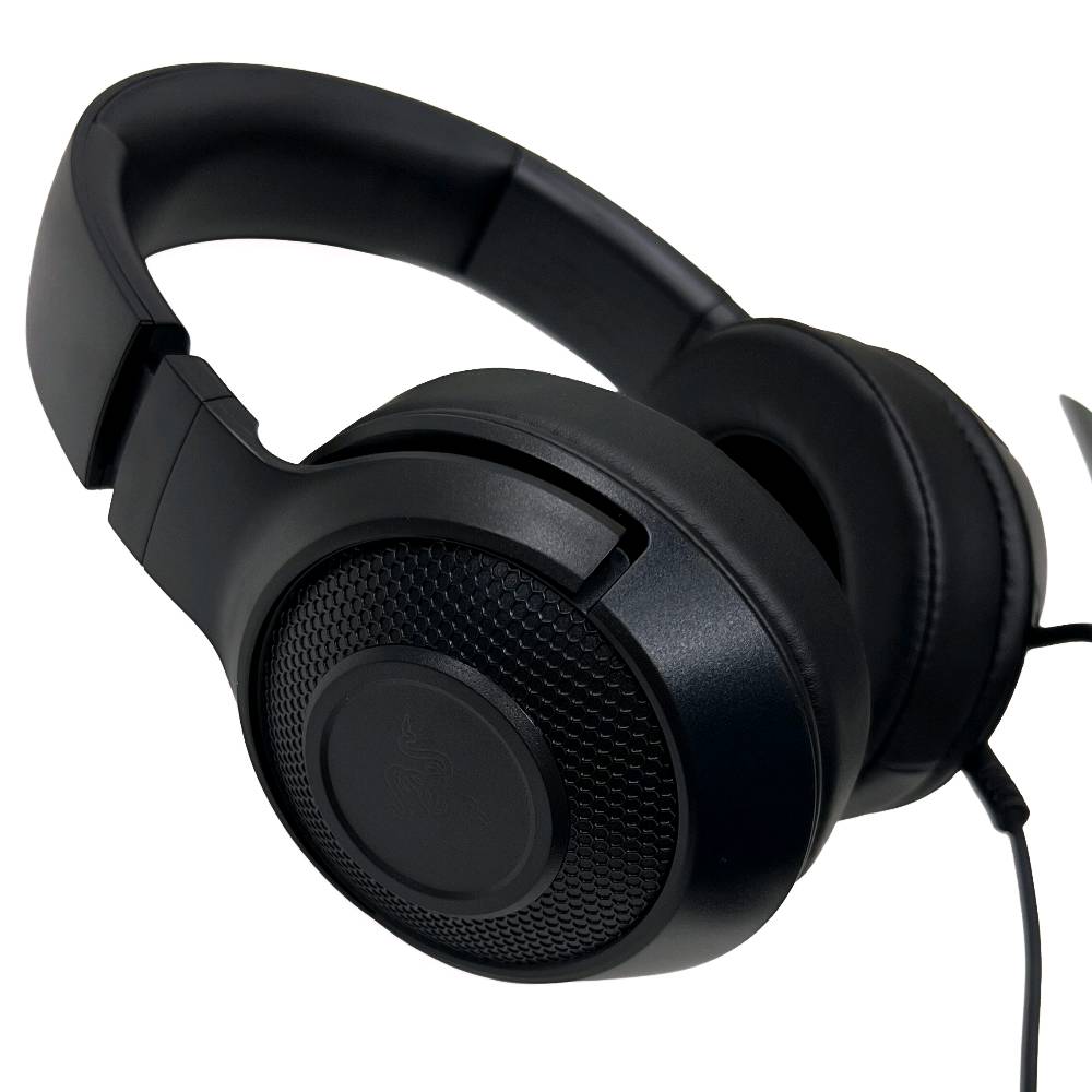 🎧🔥 Razer Kraken X – خفة ما تحس فيها وصوت يخليك وسط اللعبة!

صوت محيطي 7.1 🎯، ميكروفون واضح 💬، ووسائد أذن مريحة 👓

متوافقة مع كل أجهزتك 📱💻🎮

استعد للغوص في تجربة لعب لا تُنسى!
سماعة رأس فائقة الخفة مصممة لجلسات الألعاب الطويلة والمريحة.

تتميز بتصميم خفيف الوزن للغاية بوزن 230 جرامًا فقط مع وسائد أذن من إسفنج الذاكرة لتمنح راحة مثالية أثناء اللعب لساعات دون إحساس بالثقل.

توفر تقنية الصوت المحيطي 7.1 تجربة صوتية غامرة مع تحديد موضعي دقيق للأصوات، للتعرف على اتجاهات الخصوم بدقة أثناء اللعب.

مزودة بمحركات صوتية مقاس 40 مم مضبوطة حسب الطلب لتقديم صوت قوي وواضح مع جهير عميق وغامر يمنح تجربة صوت واقعية ومفعمة بالتفاصيل.

يأتي الميكروفون القلبي الشكل القابل للطي بتصميم مرن قادر على عزل الضوضاء المحيطة من الخلف والجوانب، ليمنح صوتًا واضحًا في التواصل داخل الألعاب أو أثناء المحادثات.

تحتوي على قنوات مخفية مخصصة للنظارات تعمل على تقليل الضغط حول العينين وتوفير راحة إضافية لمستخدمي النظارات.

عصابة رأس قابلة للتعديل مع وسائد أذن بيضاوية الشكل تضمن ملاءمة مثالية ومتانة عالية مع الاستخدام اليومي المستمر.

اتصال تناظري 3.5 مم متوافق مع الكمبيوتر، بلاي ستيشن 4، نينتندو سويتش، إكس بوكس ون™، والهواتف الذكية.

مصممة بعناية لتجمع بين الراحة، الأداء العالي، والجودة الفائقة التي تشتهر بها RAZER.

للاستمتاع بتجربة ألعاب واقعية وغامرة مع Razer Kraken X – الخفة التي لا تُشعر، والصوت الذي لا يُنسى.