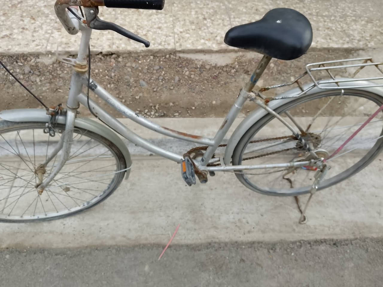 سلام عليكم بايسكل بناتي نضيف وكامل مكمل حجم26بريكات كامله وياله عدله بس تايرات نازله متروك وكامل سعره35مكاني حي الجهاد بغداد بي مجال*********** مستعجل مستعجل علبيع
