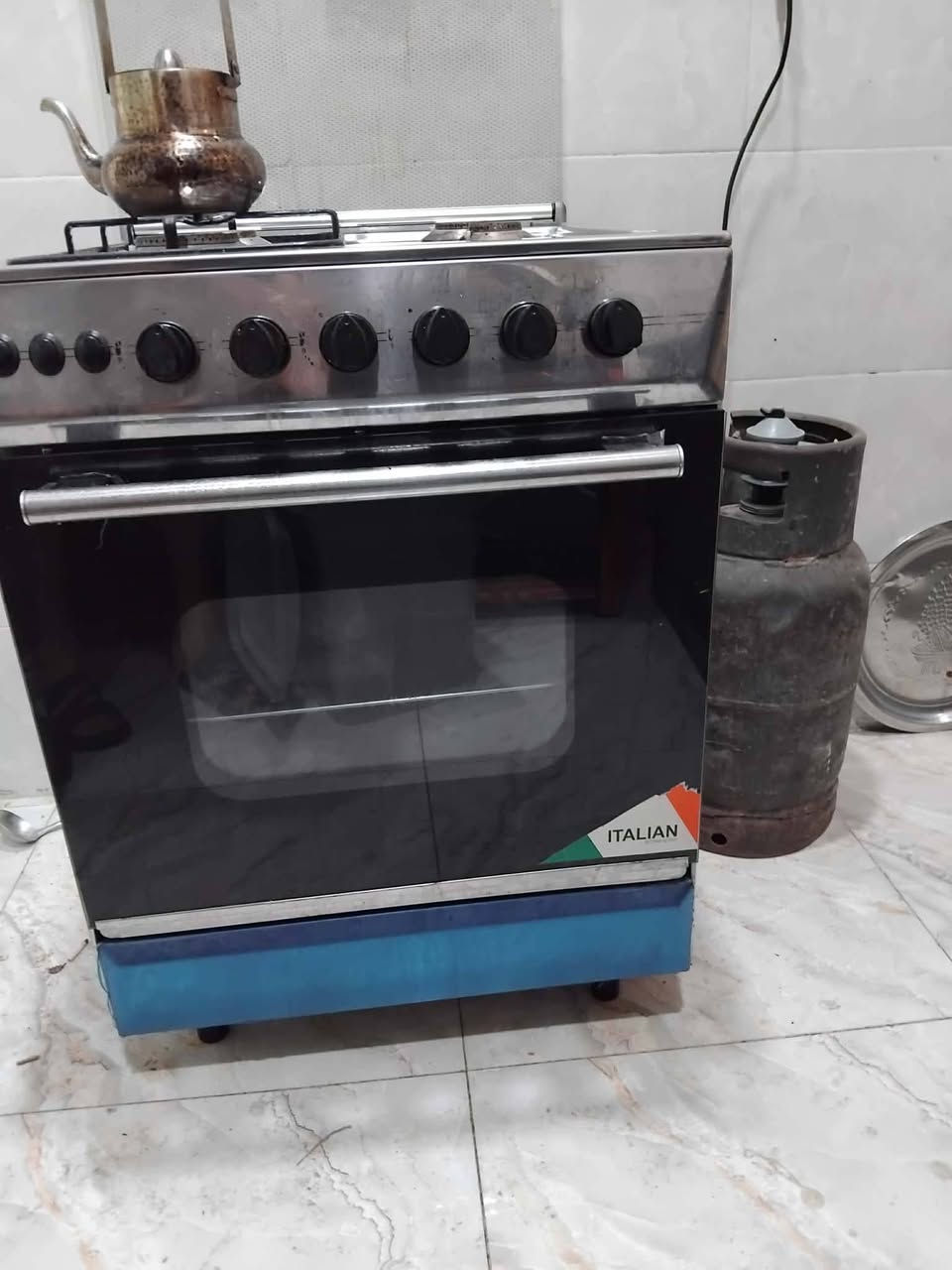 السلام عليكم غراض البيع مستخدم اربع اشهر فقط ثلاجه 275كاونتر ب275طباخ ب190رفوف الواحد ب25وبيهن مجال شراي يتصل *********** بغداد معامل
