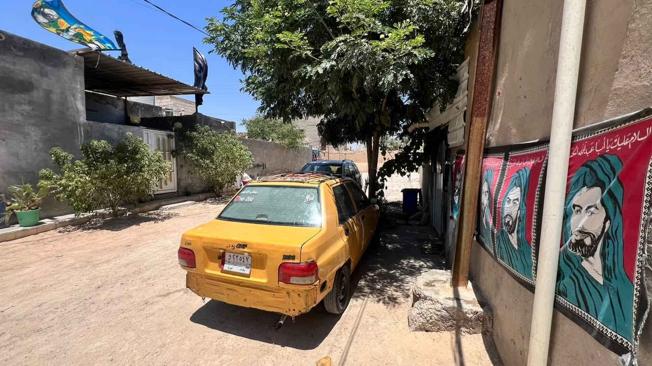 السلام عليكم السياره للبيع 2015 بيها ضربه بجم وجاملغ الوره
***********

